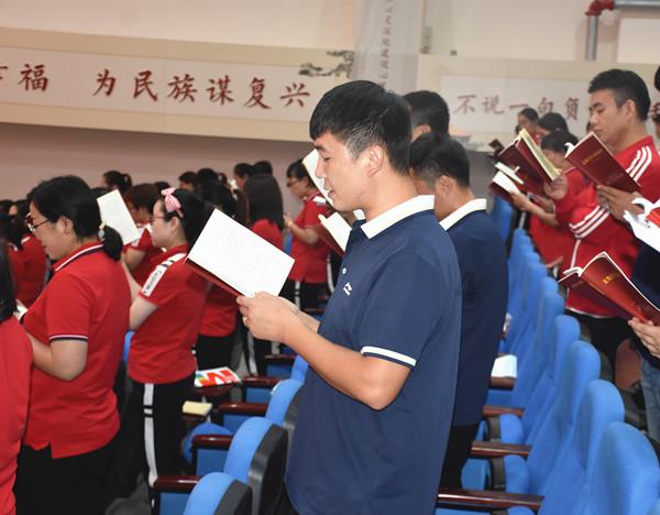 女博主引导网友翻围栏闯军事重地,被质疑目的不单纯